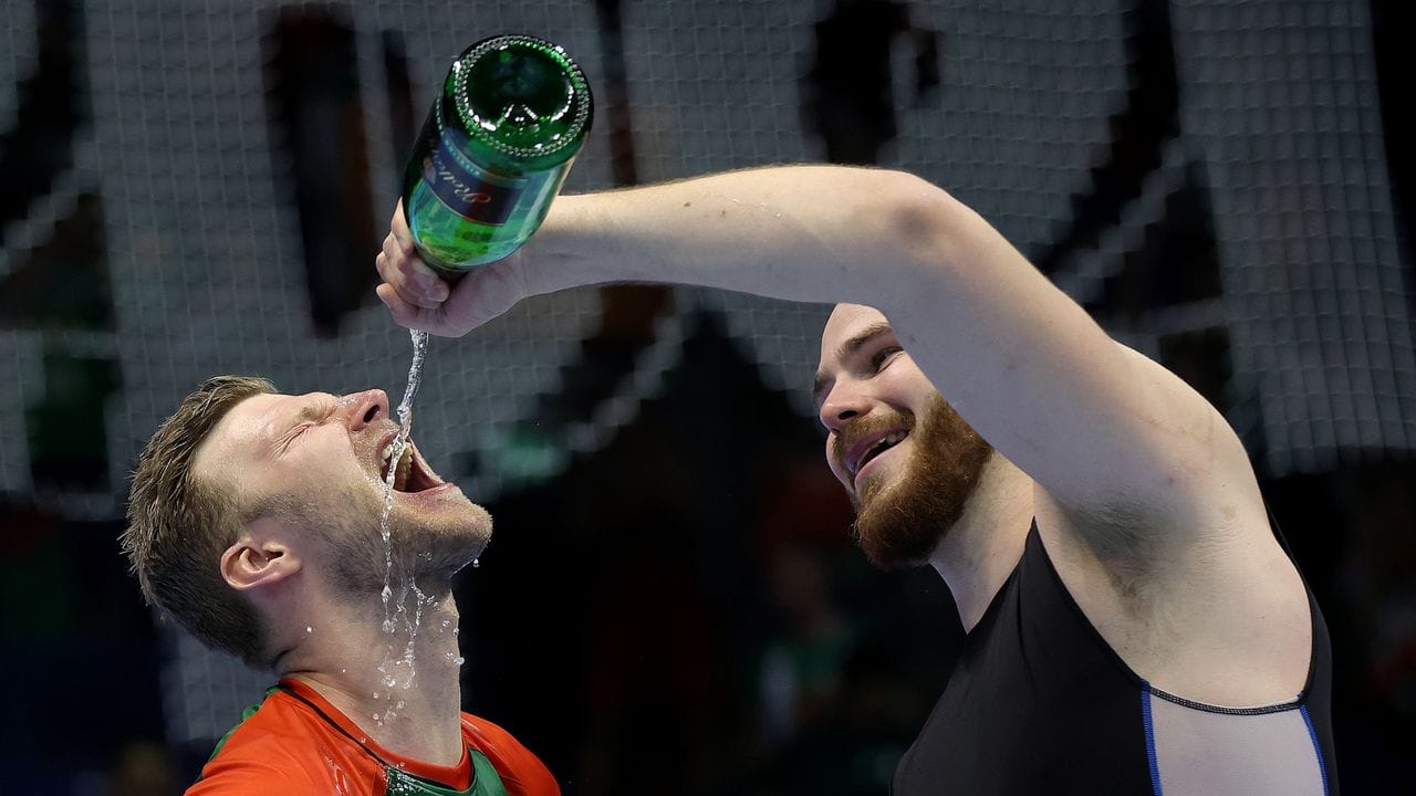 Die Magdeburger Philipp Weber (l) und Torwart Mike Jensen feiern ausgelassen. Die Magdeburger Philipp Weber (l) und Torwart Mike Jensen feiern ausgelassen.