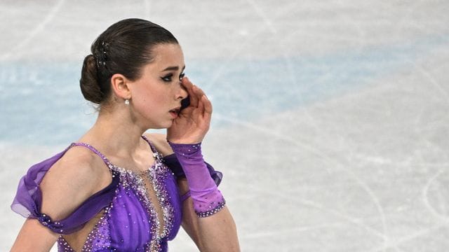 Die damals 15-jährige russische Eiskunstläuferin Kamila Walijewa bei den Olympischen Winterspielen in Peking. Die damals 15-jährige russische Eiskunstläuferin Kamila Walijewa bei den Olympischen Winterspielen in Peking.
