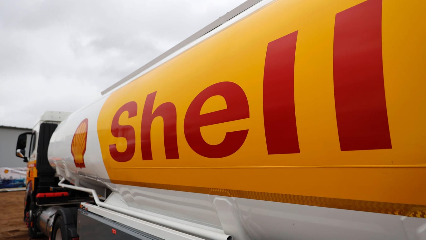Shell-Logo auf einem Tankwagen (Symbolbild): Die USA erwägt eine Sondersteuer auf übermäßige Gewinne von Öl- und Gasproduzenten, wie etwa Shell.