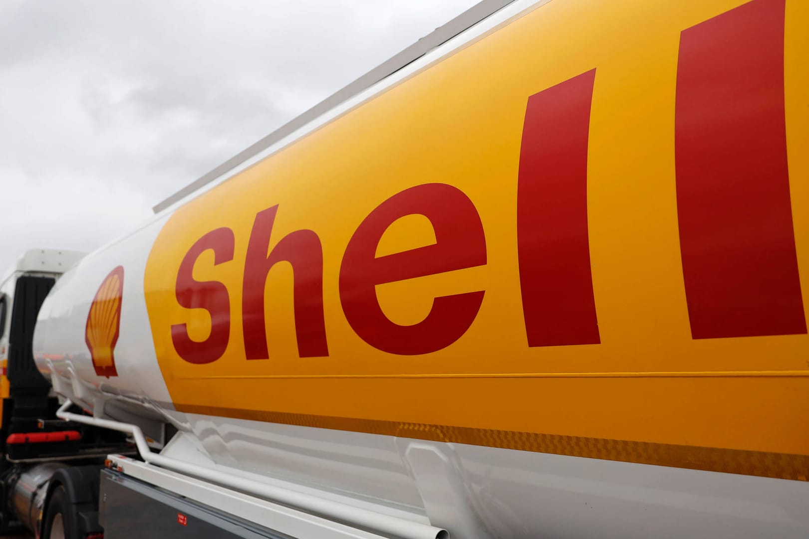 Shell-Logo auf einem Tankwagen (Symbolbild): Die USA erwägt eine Sondersteuer auf übermäßige Gewinne von Öl- und Gasproduzenten, wie etwa Shell. Shell-Logo auf einem Tankwagen (Symbolbild): Die USA erwägt eine Sondersteuer auf übermäßige Gewinne von Öl- und Gasproduzenten, wie etwa Shell.