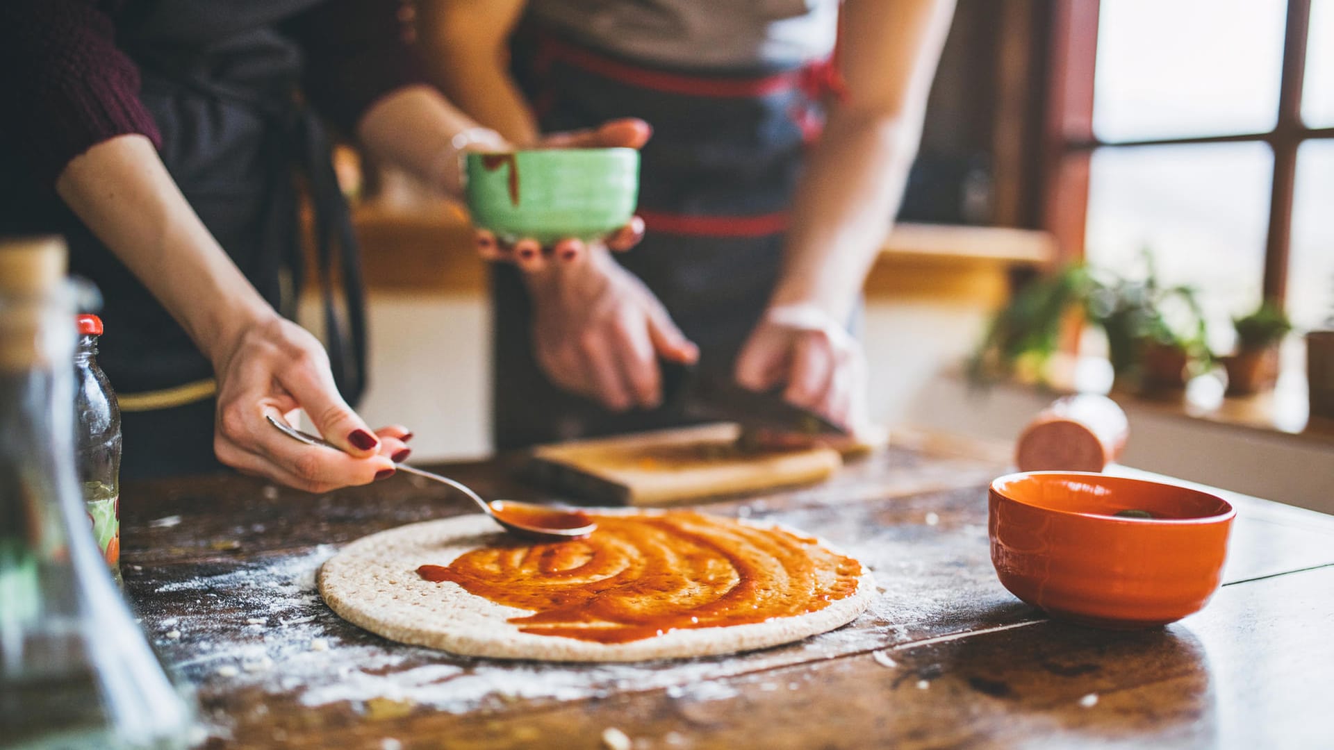 Pizzateig: Nach dem Auftauen kann er ganz normal belegt werden.