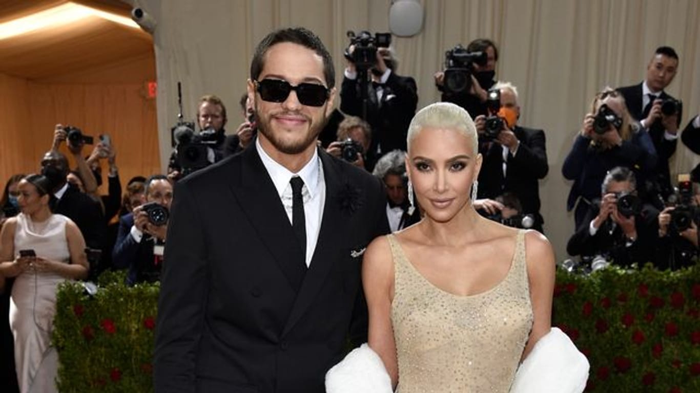 Kim Kardashian (r) und Pete Davidson kommen zur Benefizgala des Costume Institute des Metropolitan Museum of Art anlässlich der Eröffnung einer Ausstellung.
