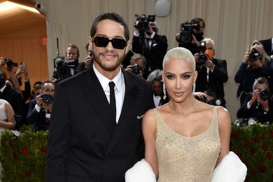 Kim Kardashian (r) und Pete Davidson kommen zur Benefizgala des Costume Institute des Metropolitan Museum of Art anlässlich der Eröffnung einer Ausstellung.