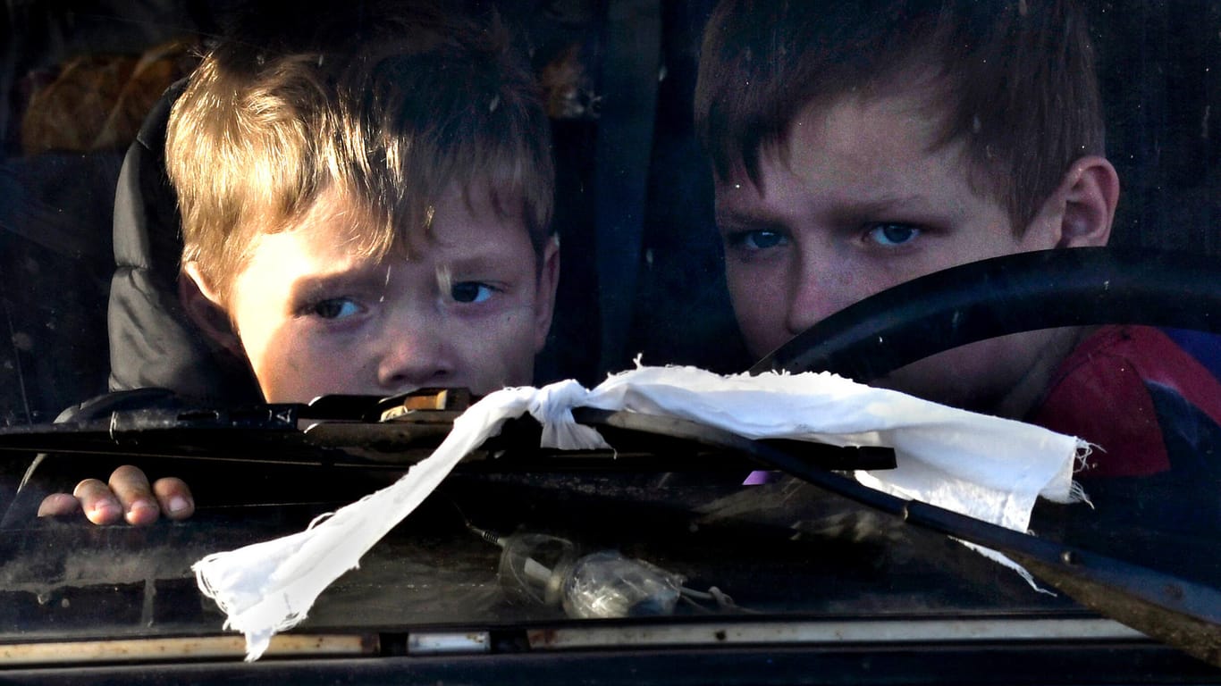Artur und Natalia, zwei ukrainische Kinder, in einem Bus auf der Flucht: "Für sie war die Not am Anfang am größten", sagt Fuhrken.