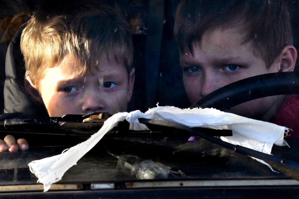 Artur und Natalia, zwei ukrainische Kinder, in einem Bus auf der Flucht: "Für sie war die Not am Anfang am größten", sagt Fuhrken.