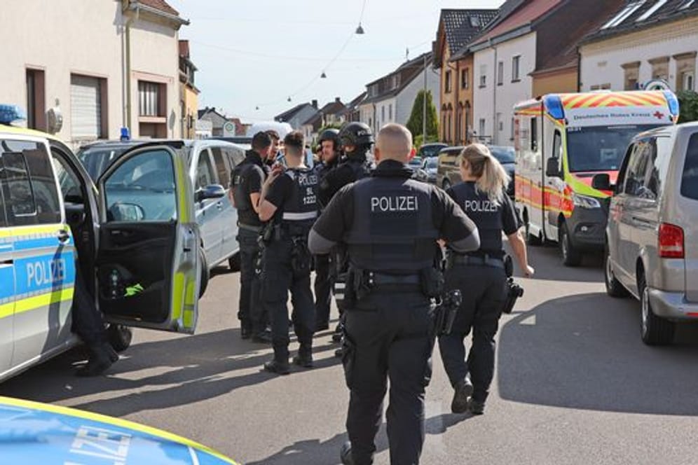 Polizisten in der Nähe des Einsatzortes an der Wilhelmsstraße in Saarbrücken-Klarenthal.