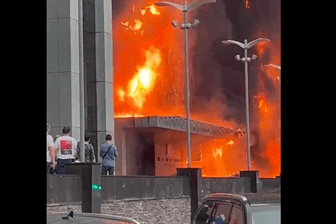Auf Twitter verbreitete Aufnahmen sollen das Feuer im Moskauer Grand Setun Plaza zeigen.