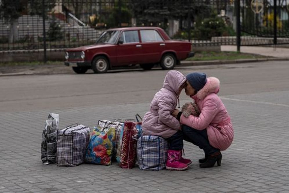 Mutter und Tochter warten in Slowjansk im Bezirk Donezk auf einen Bus, um das Land zu verlassen.