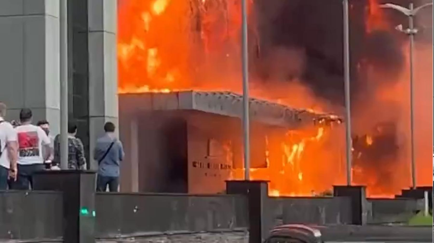 Grote brand in Moskou: mensen lijken vast te zitten
