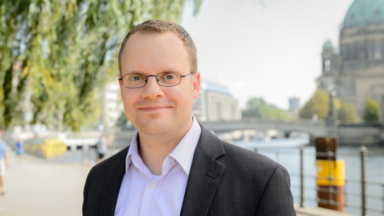 Bei der Deutschen Umwelthilfe analysiert Thomas Fischer unter anderem die Recyclingversprechen von Unternehmen. "Man muss sich an Taten messen lassen und liefern", sagt er. "Das können wir bei Coca-Cola nicht erkennen."