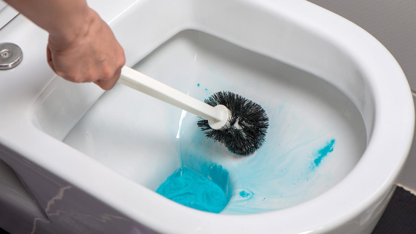 Verfärbungen: WC-Steine sind oft mit einer farbigen Substanz versehen, die durch bloßes Schrubben nicht immer entfernt werden kann.