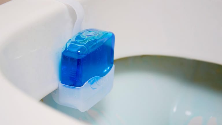 WC-Duftstein: Das Produkt gibt nach und nach etwas Reinigungsmittel ab und soll so Urinstein verhindern.