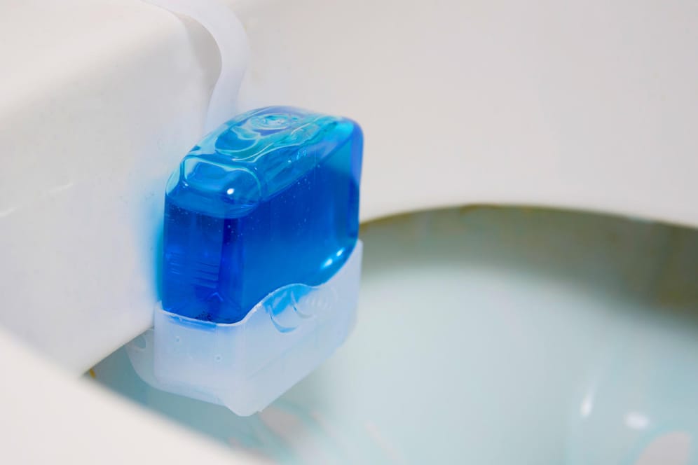 WC-Duftstein: Das Produkt gibt nach und nach etwas Reinigungsmittel ab und soll so Urinstein verhindern.
