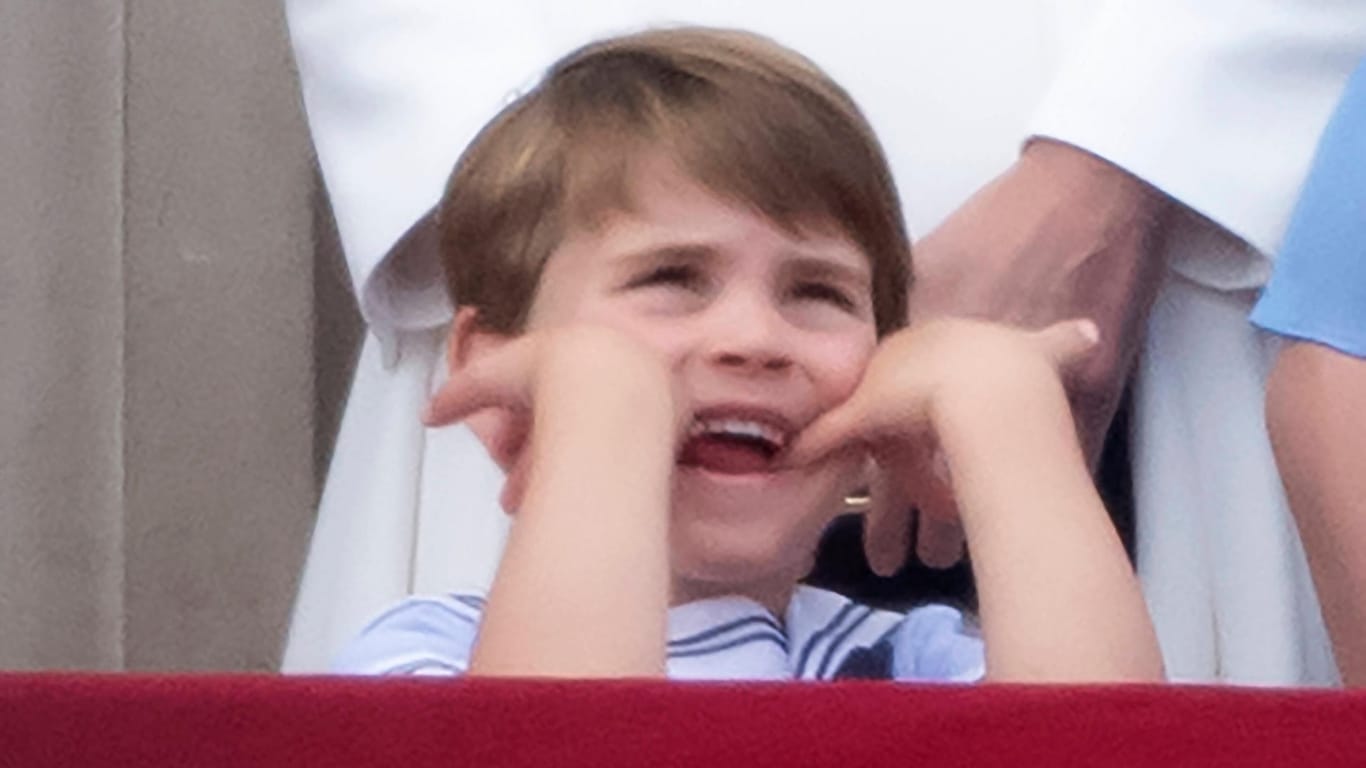 Prinz Louis während der Parade: Aus Langeweile schnitt der junge Prinz Grimassen.