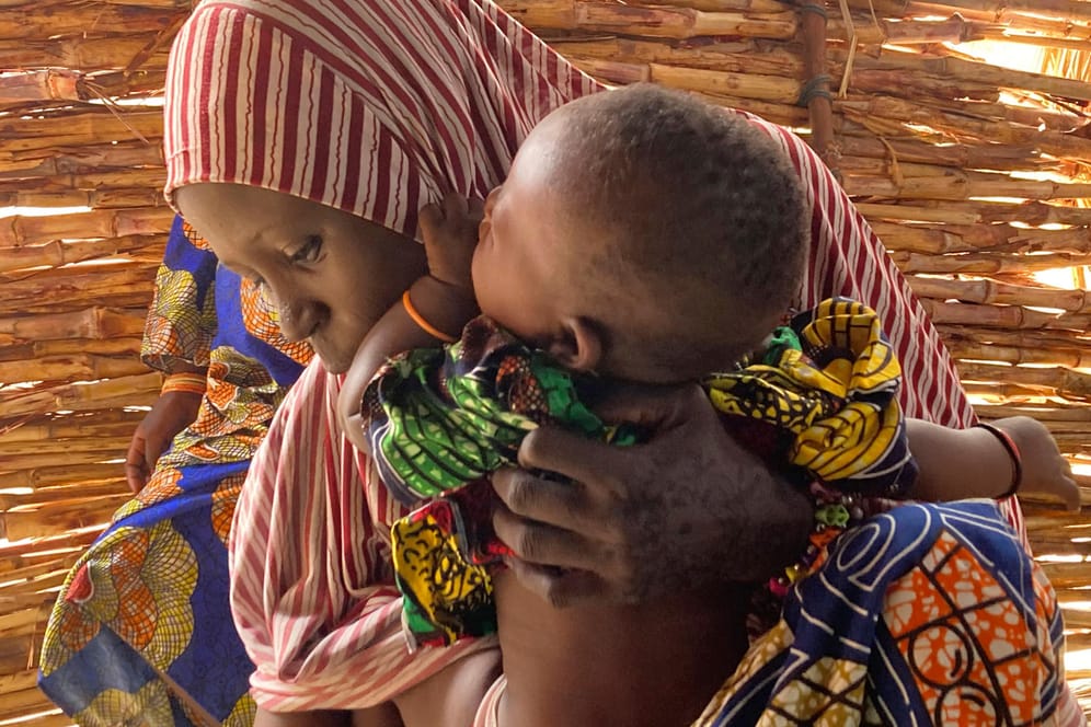 Mutter mit Baby in Nigeria (Symbolbild): Die Zahl der hungernden Menschen ist in den vergangenen zwei Jahren um 40 Prozent gestiegen.