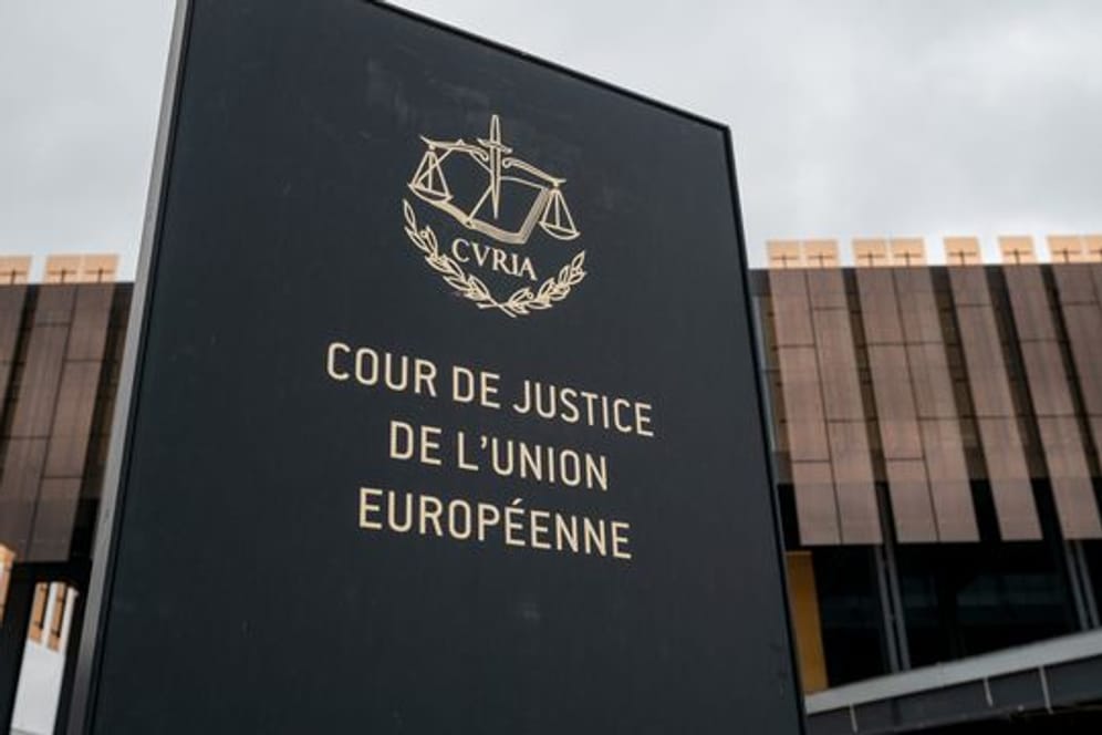 Schild mit der Aufschrift "Cour de Justice de l'Union Europeene" vor einem Gebäude des Europäischen Gerichtshofs (EuGH) in Luxemburg.