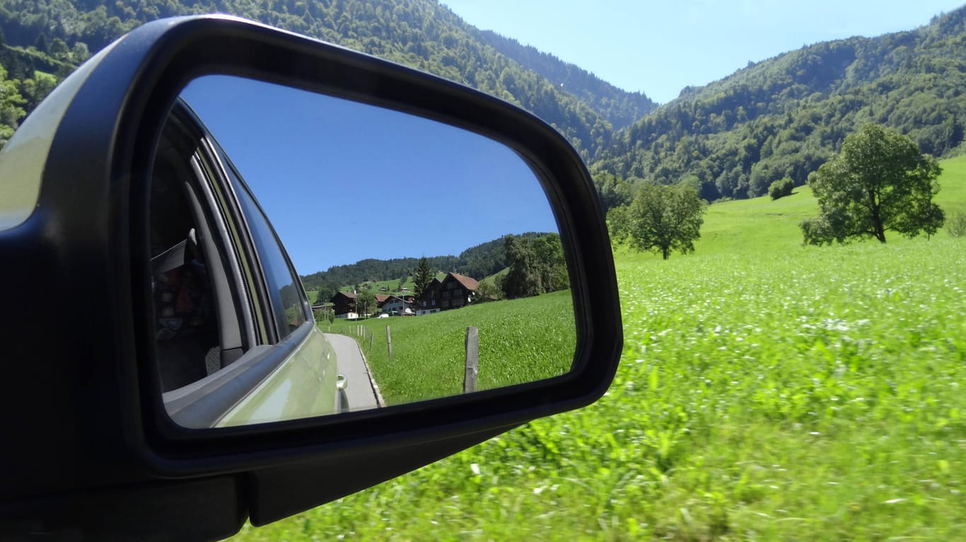 Beste Sicht nach hinten: Mit richtig eingestellten Spiegeln fahren Sie deutlich sicherer.