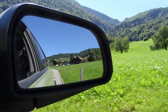 Beste Sicht nach hinten: Mit richtig eingestellten Spiegeln fahren Sie deutlich sicherer.
