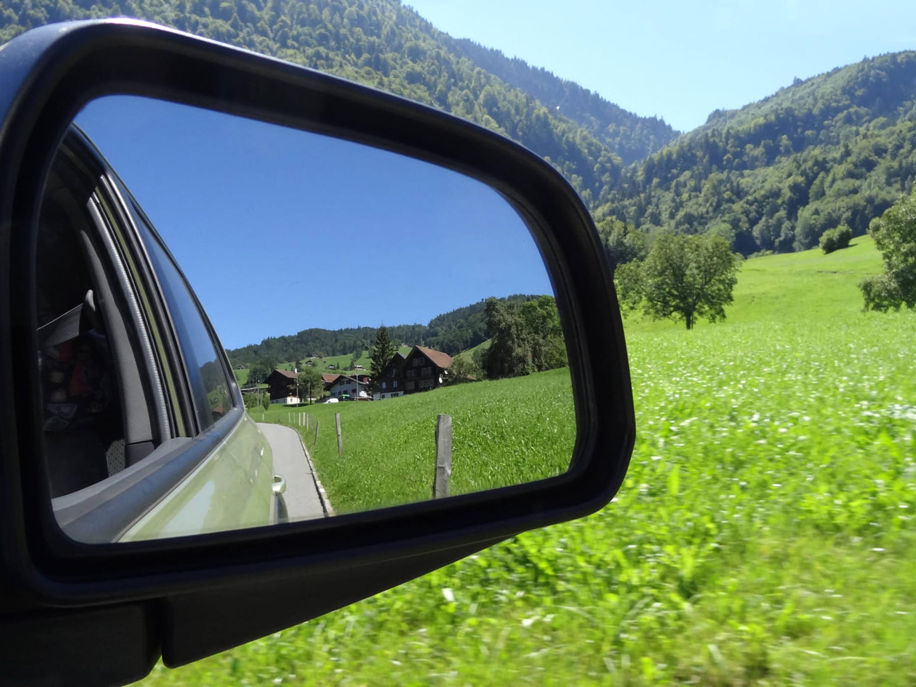 https://images.t-online.de/2022/06/92297352v2/242x5:1437x1078/fit-in/1800x0/beste-sicht-nach-hinten-mit-richtig-eingestellten-spiegeln-fahren-sie-deutlich-sicherer.jpg