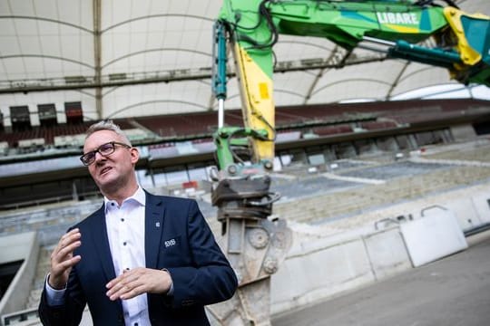 Alexander Wehrle, Vorstandsvorsitzender des VfB Stuttgart, während des Baggerbisses in der Mercedes-Benz Arena.