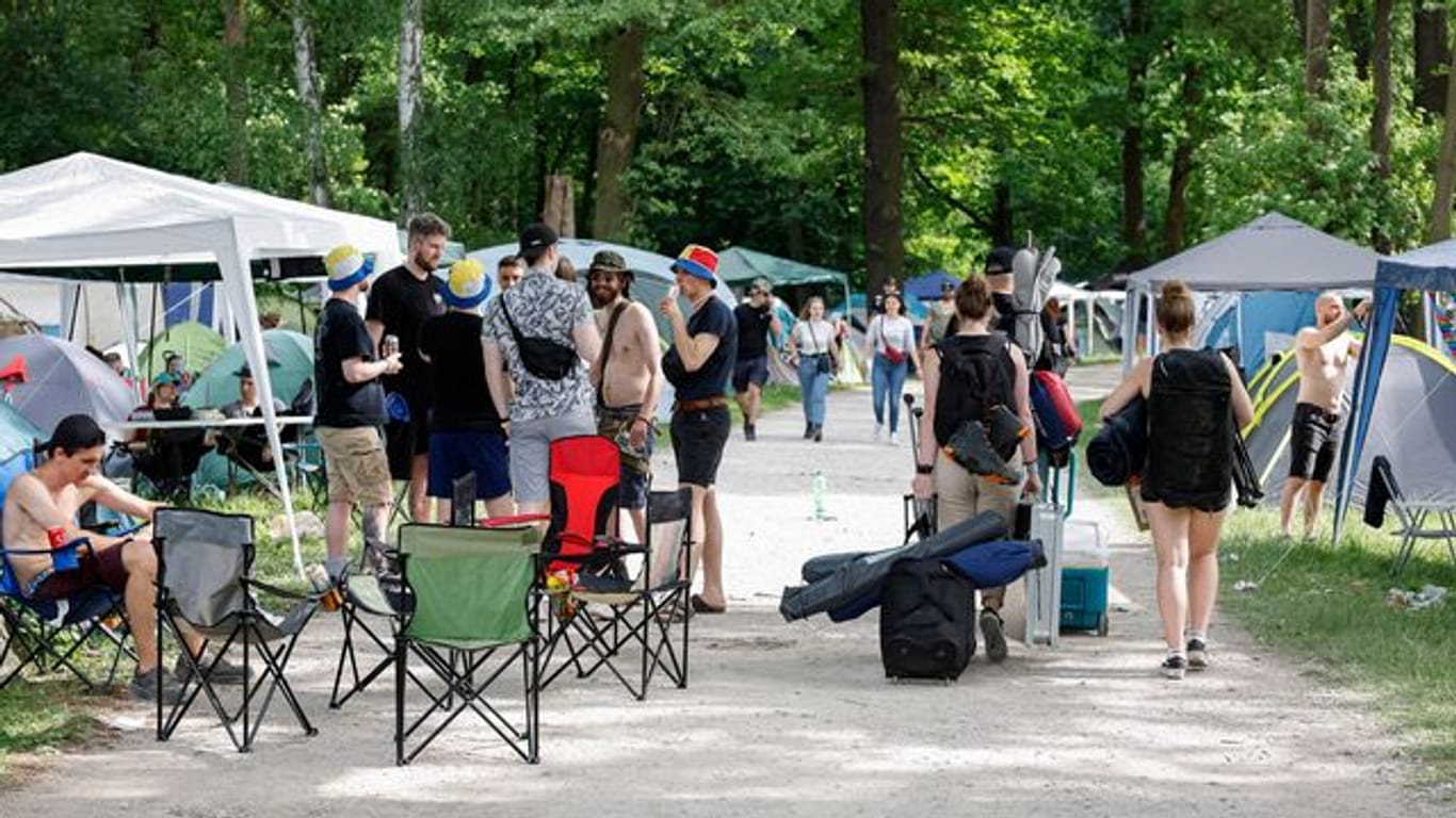 Fans bei der Anreise zum Open-Air-Festival "Rock im Park".