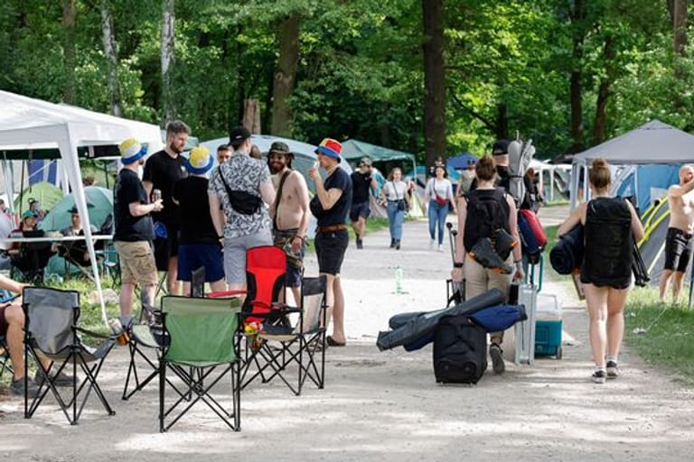 Fans bei der Anreise zum Open-Air-Festival "Rock im Park".