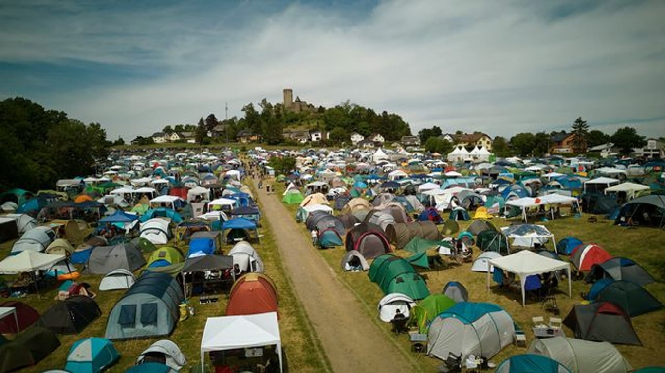 Rockfans warten auf dem Campinggelände auf den Auftakt des Open-Air-Festivals "Rock am Ring" in Nürburg.