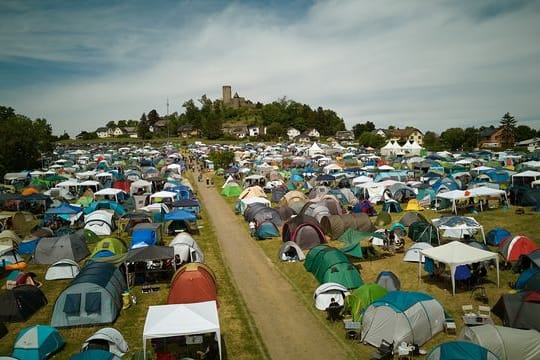 Rockfans warten auf dem Campinggelände auf den Auftakt des Open-Air-Festivals "Rock am Ring" in Nürburg.