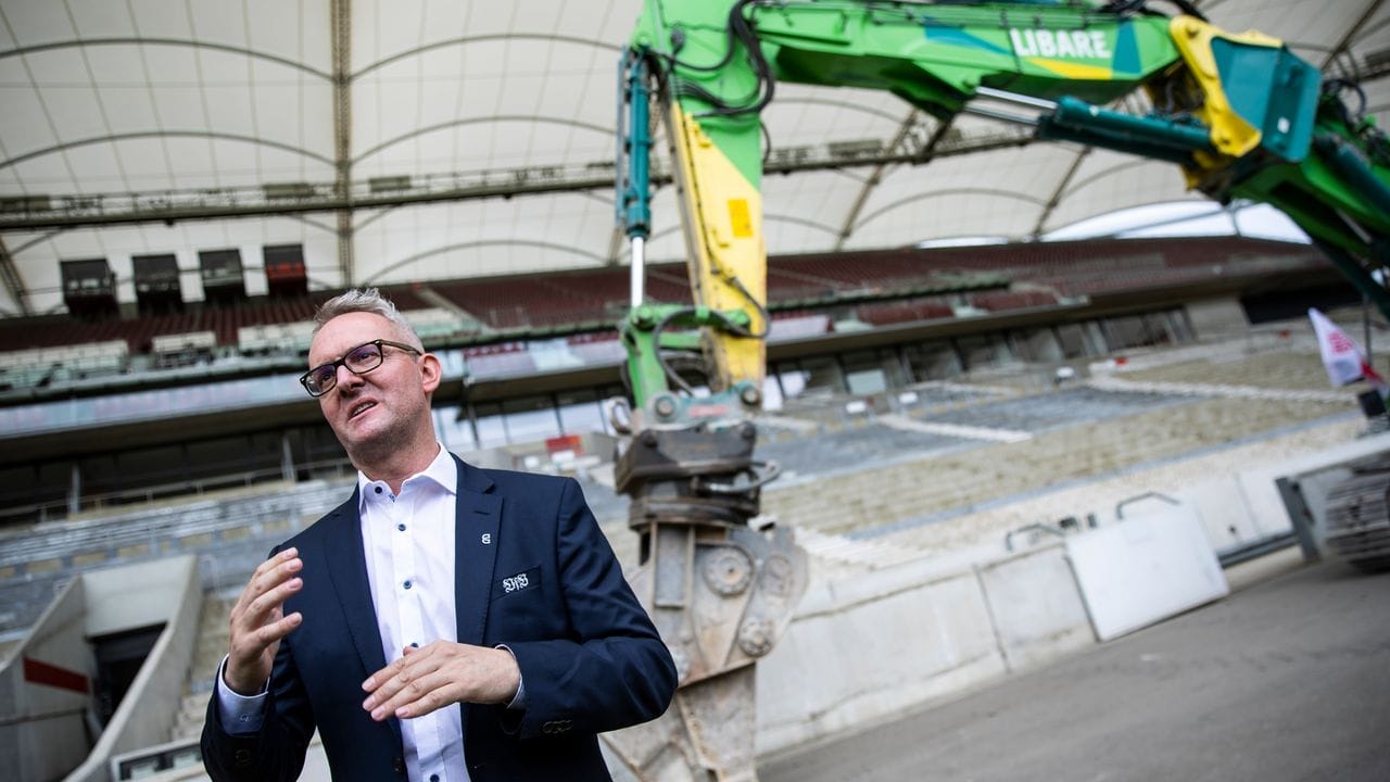 Alexander Wehrle, Vorstandsvorsitzender des VfB Stuttgart, während des Baggerbisses in der Mercedes-Benz Arena.