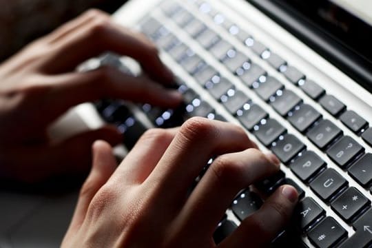 Wer Fake-Mails vom angeblichen "Generalsekretär des Bundeskriminalamtes" im Postfach findet, sollte auf keinen Fall den Anhang öffnen.