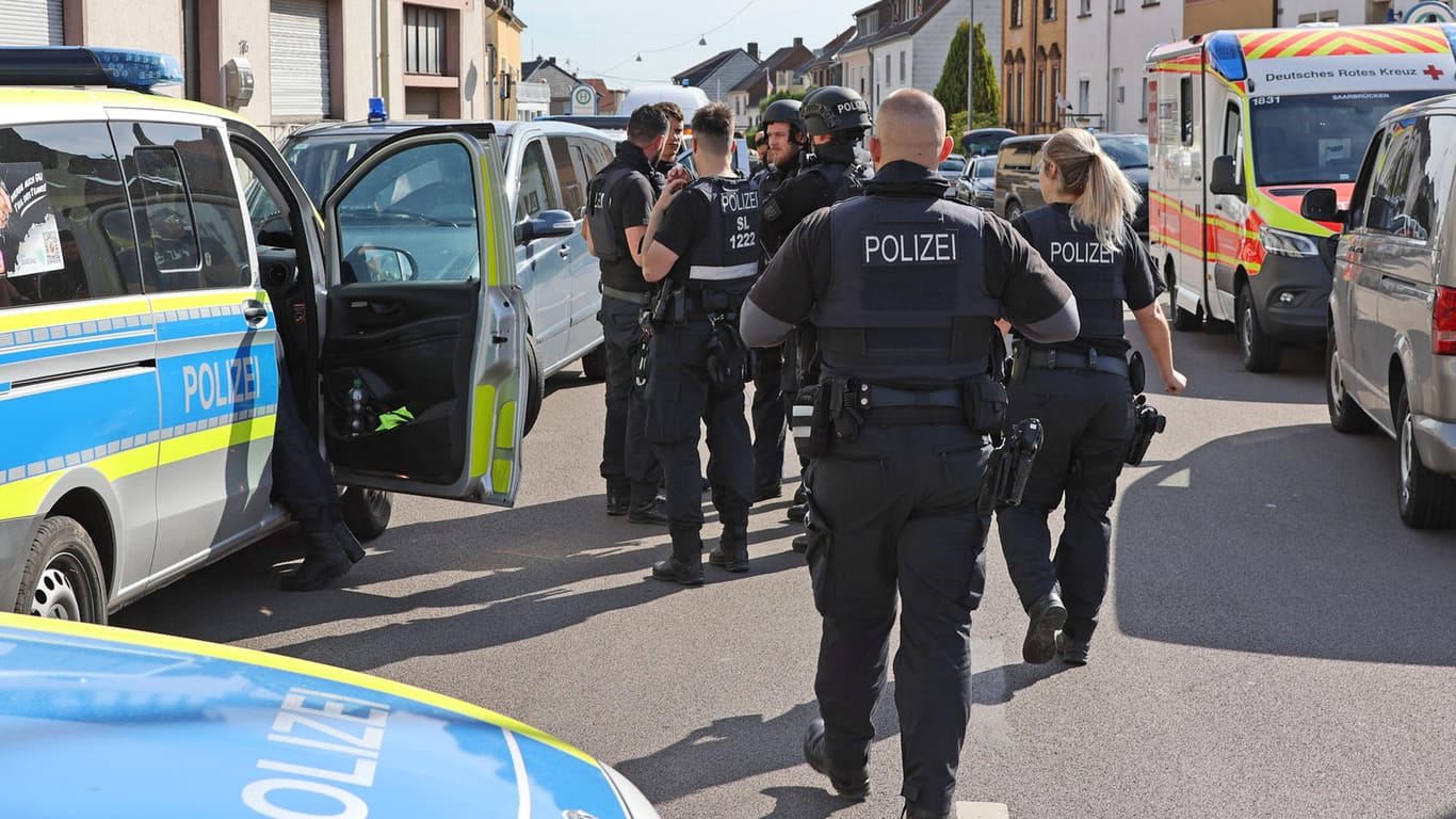 Polizisten bei einem Einsatz in Saarbrücken: Der mutmaßliche Täter wurde leblos aufgefunden.