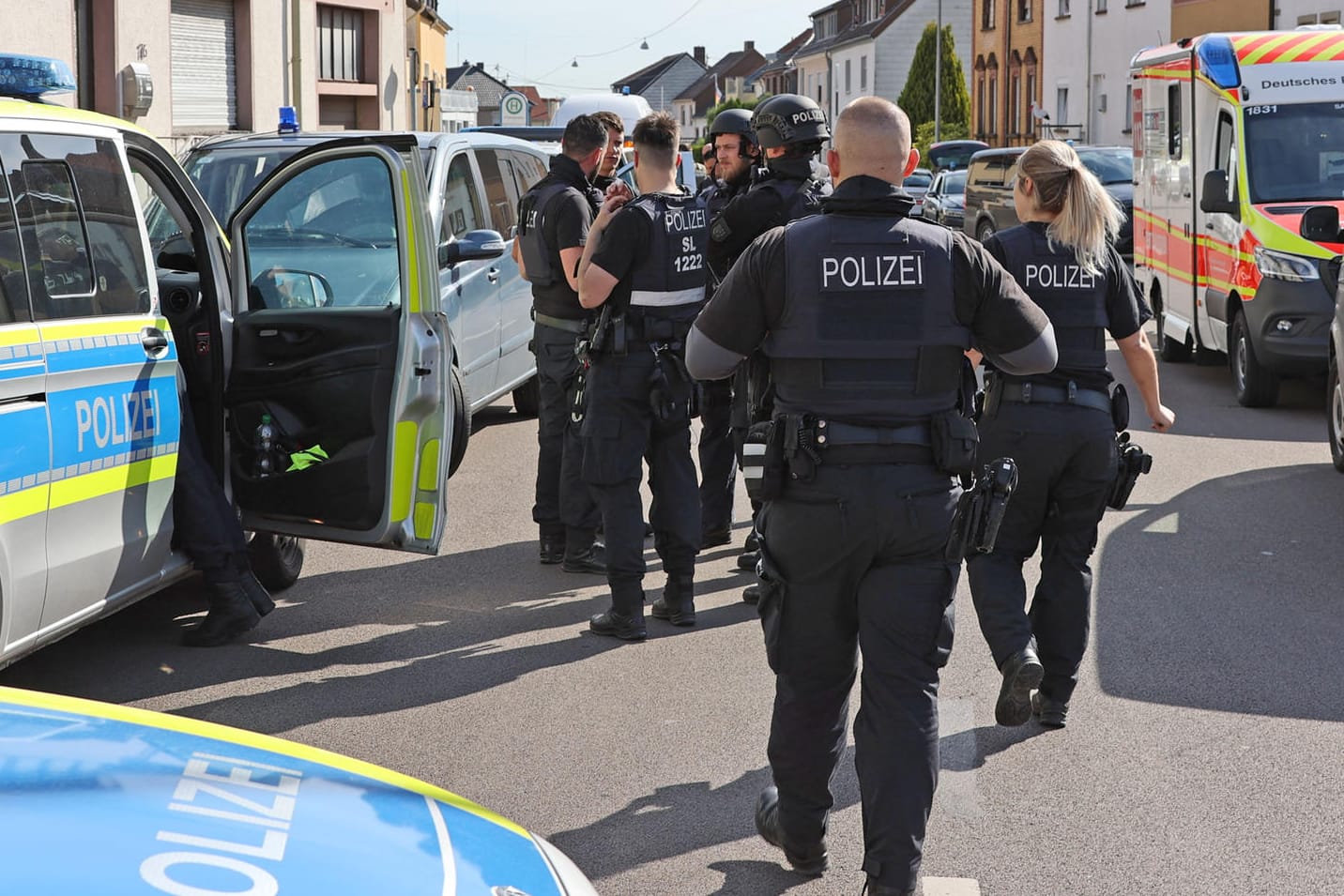 Polizisten bei einem Einsatz in Saarbrücken: Der mutmaßliche Täter wurde leblos aufgefunden.