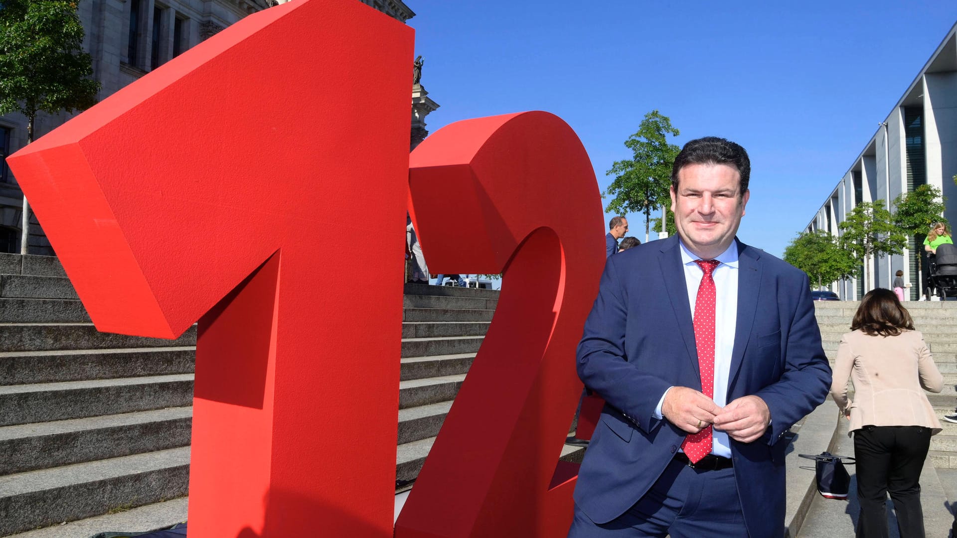 Bundesarbeitsminister Hubertus Heil bei einer Kundgebung vor dem Reichstagsgebäude: Am Freitag wurde der Mindestlohn von 12 Euro beschlossen.