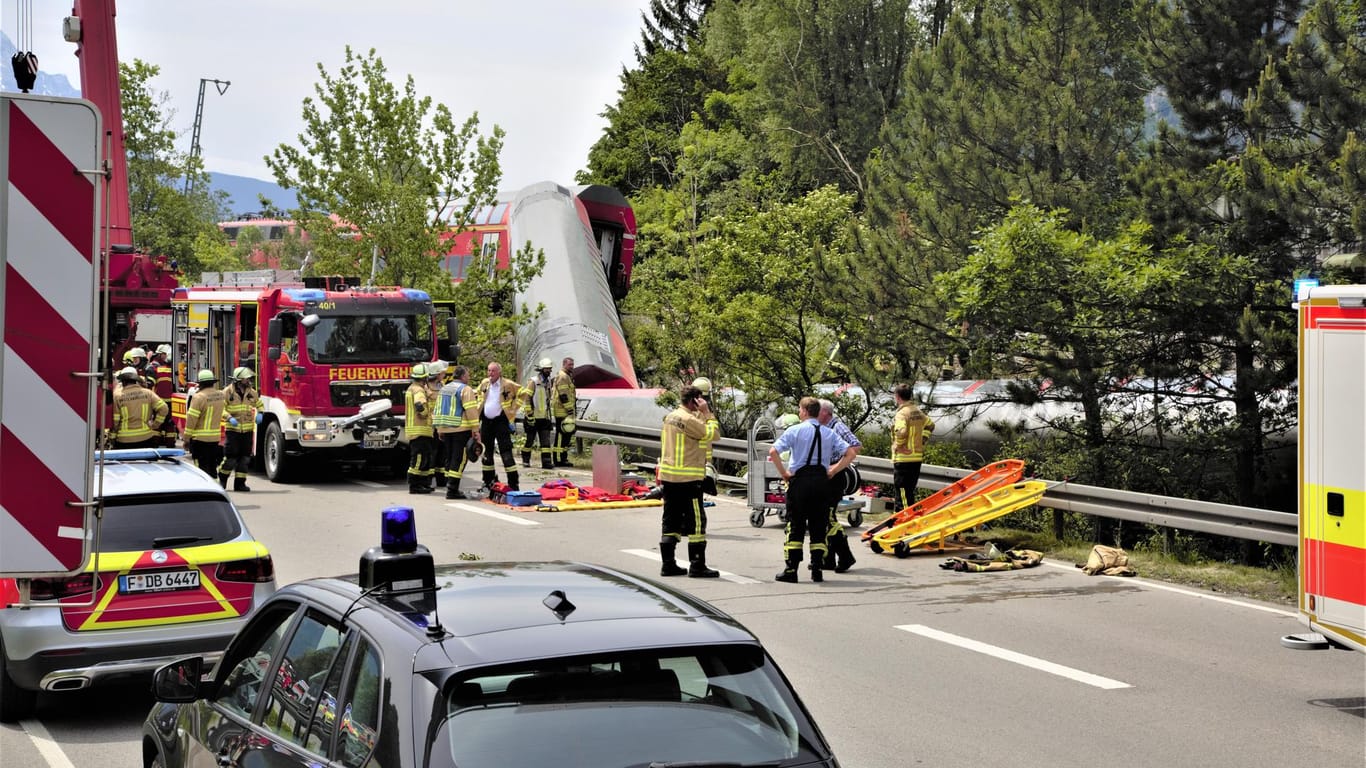 Garmisch-Partenkirchen: Zahlreiche Rettungskräfte sind nach einem schweren Zugunglück im Einsatz.