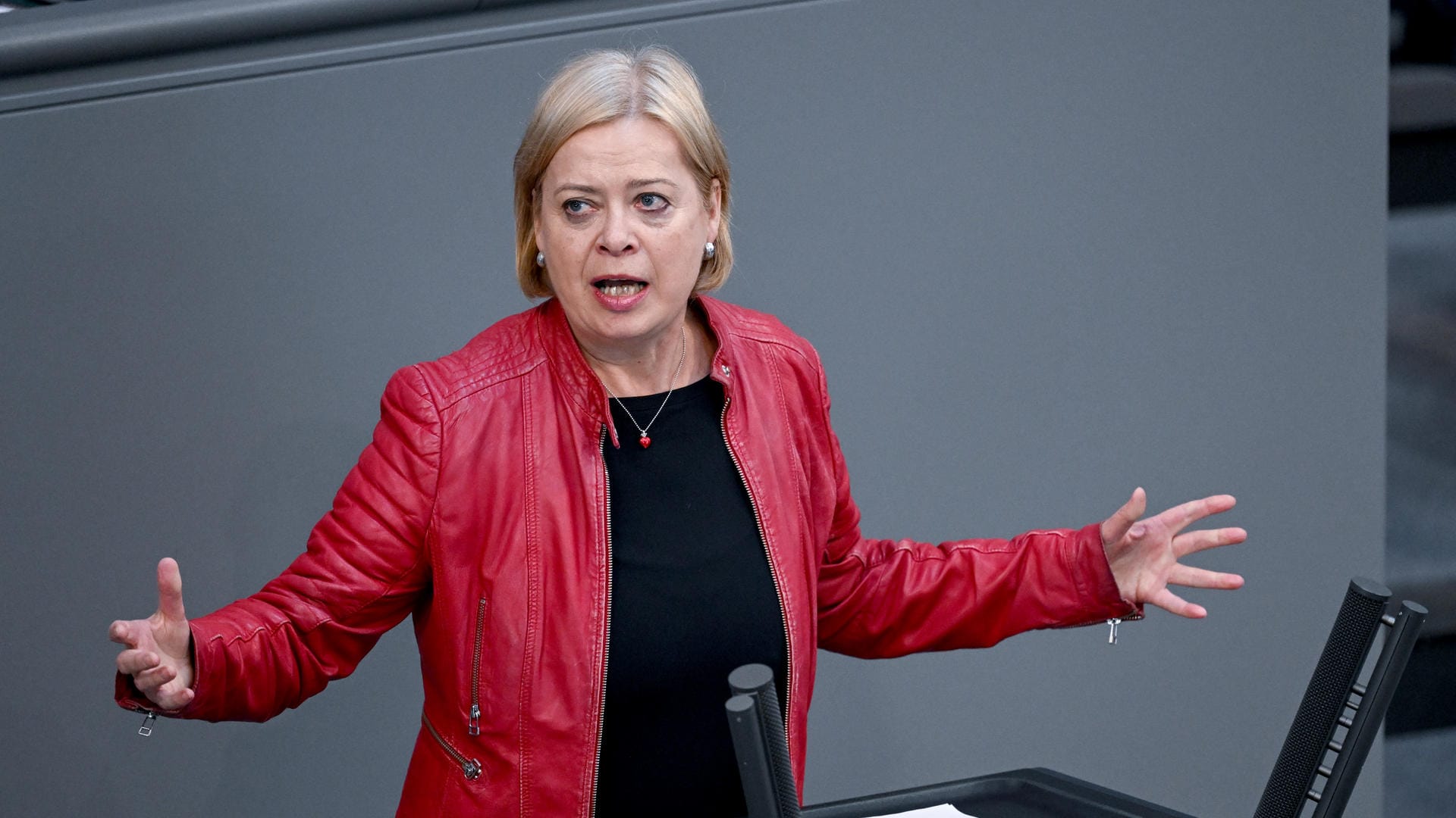 Gesine Lötzsch (Die Linke) sprach sich im Bundestag am Freitag für den Mindestlohn in Höhe von 12 Euro aus.