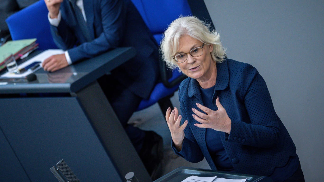 Christine Lambrecht (SPD), Verteidigungsministerin: Die Bundeswehr soll besser ausgestattet werden.