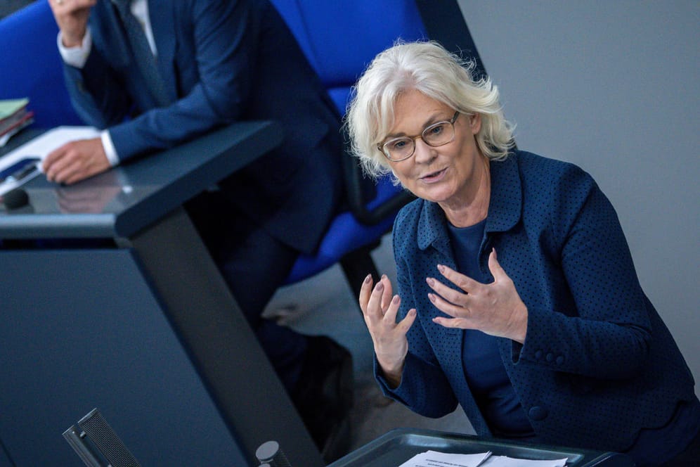 Christine Lambrecht (SPD), Verteidigungsministerin: Die Bundeswehr soll besser ausgestattet werden.