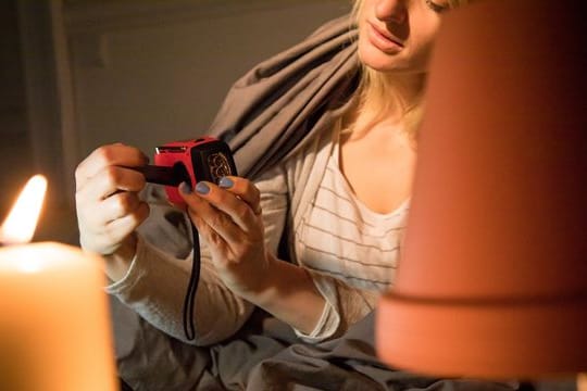 Im Notfall besser kurbeln: Fallen Strom und Mobilfunknetz aus, können Nachrichten mit Hilfe eines Kurbelradios verfolgt werden.