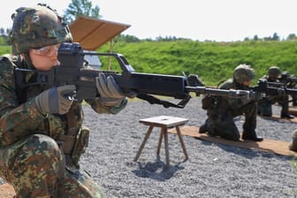 Soldaten in der Ausbildung auf einem Übungsplatz: Der Bundestag hat für das Sondervermögen gestimmt.