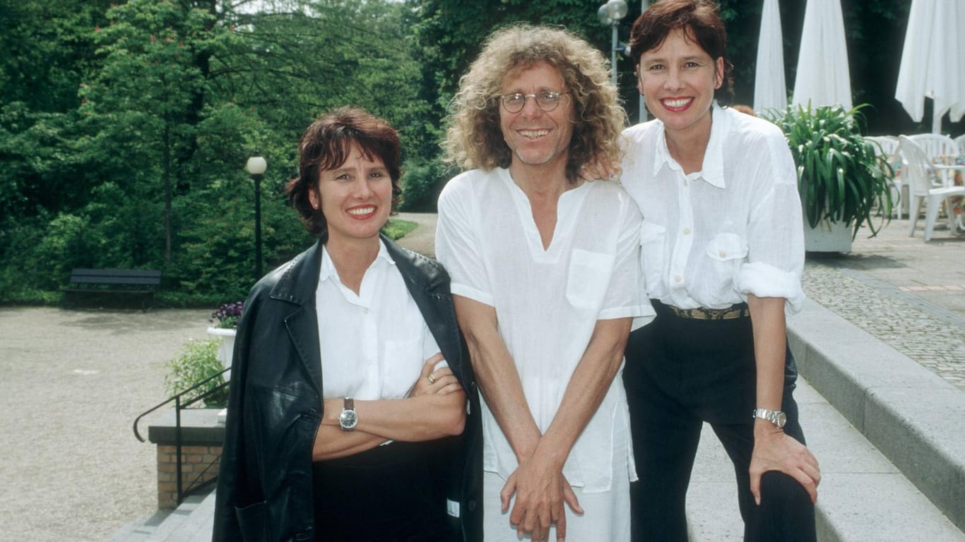 "Der Harem": Langhans mit den beiden Kommunenmitgliedern Jutta Winkelmann (l.) und Gisela Getty (r.) bei einem Termin 1995.