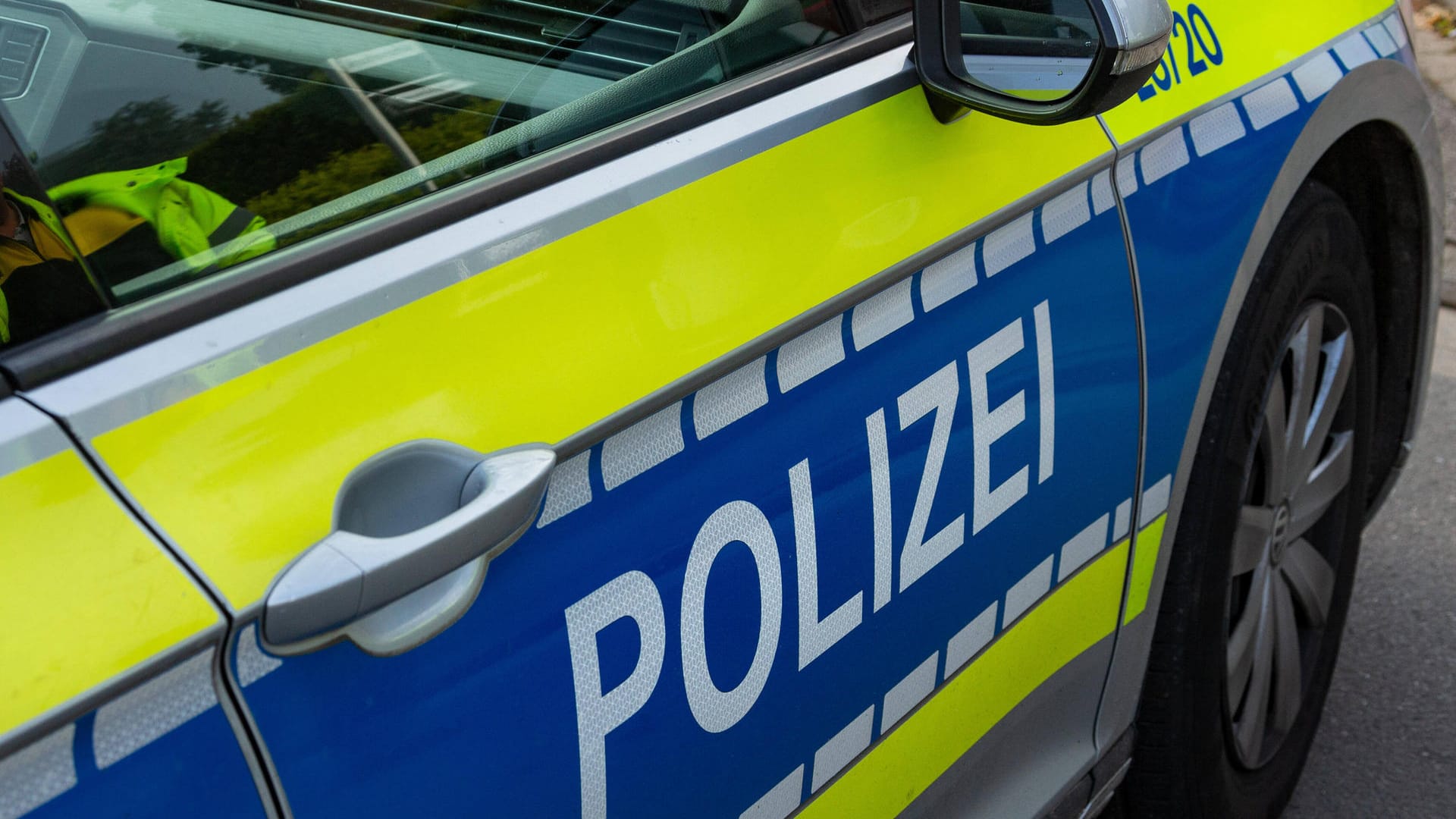 Streifenwagen der Polizei (Symbolbild): Der Mediziner soll zahlreiche falsche Atteste ausgestellt haben. Streifenwagen der Polizei (Symbolbild): Der Mediziner soll zahlreiche falsche Atteste ausgestellt haben.