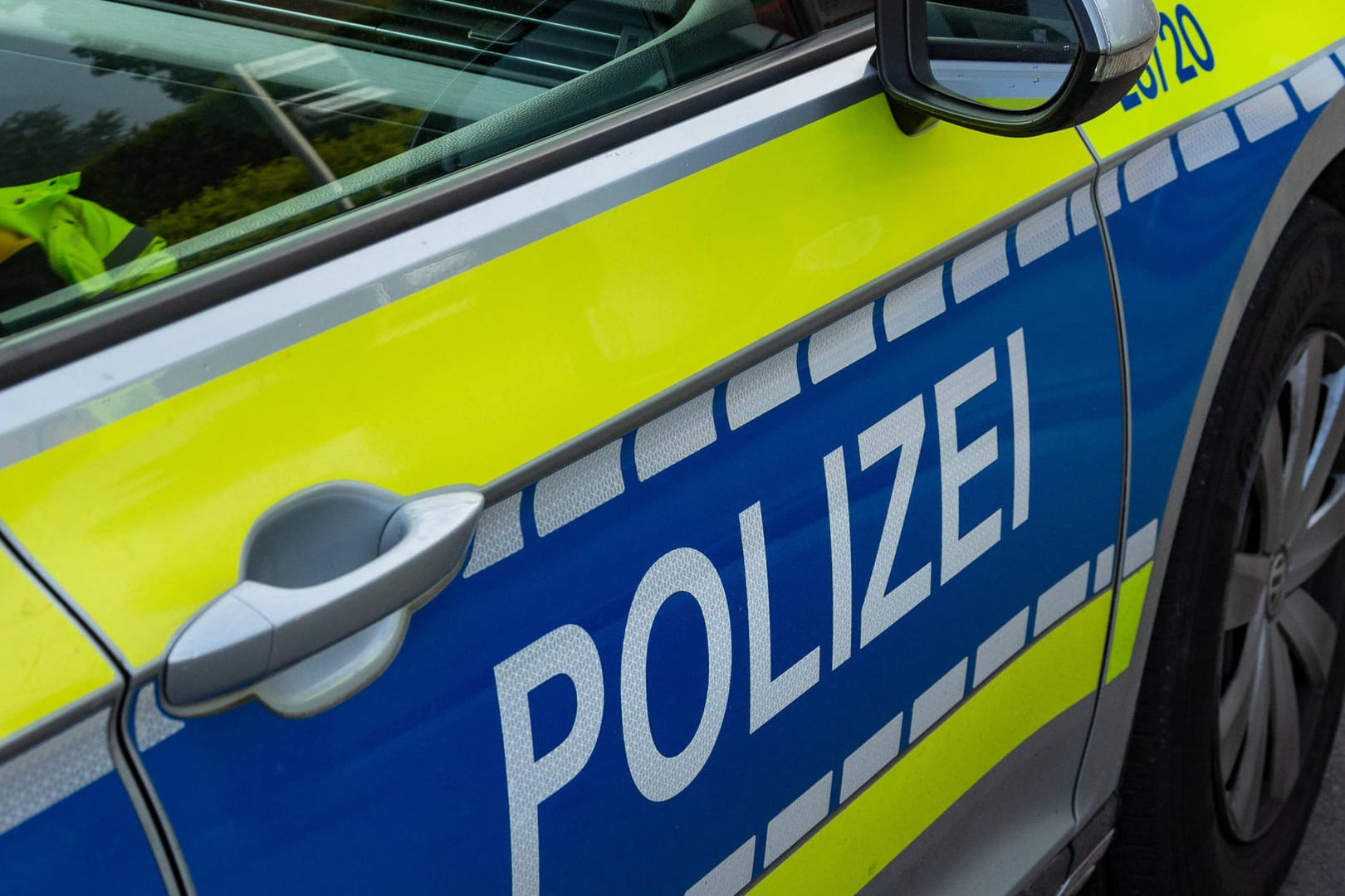 Streifenwagen der Polizei (Symbolbild): Der Mediziner soll zahlreiche falsche Atteste ausgestellt haben.