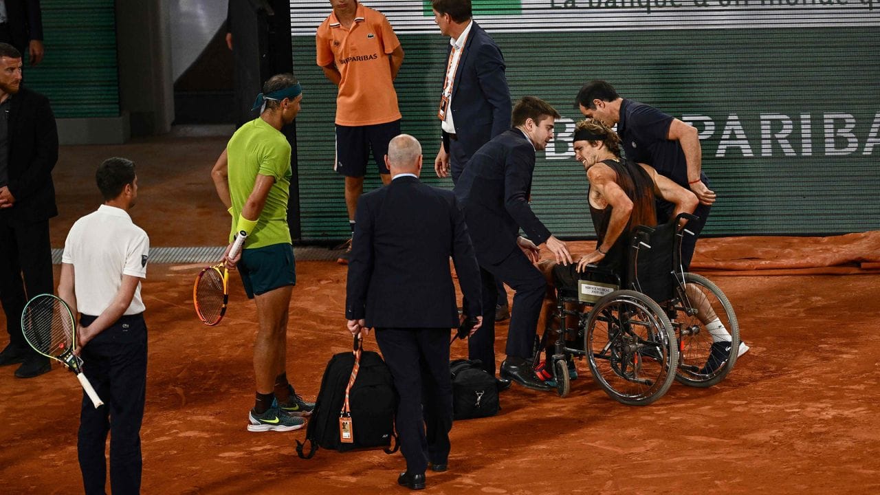 Im Rollstuhl wurde Zverev vom Platz gebracht. Im Rollstuhl wurde Zverev vom Platz gebracht.