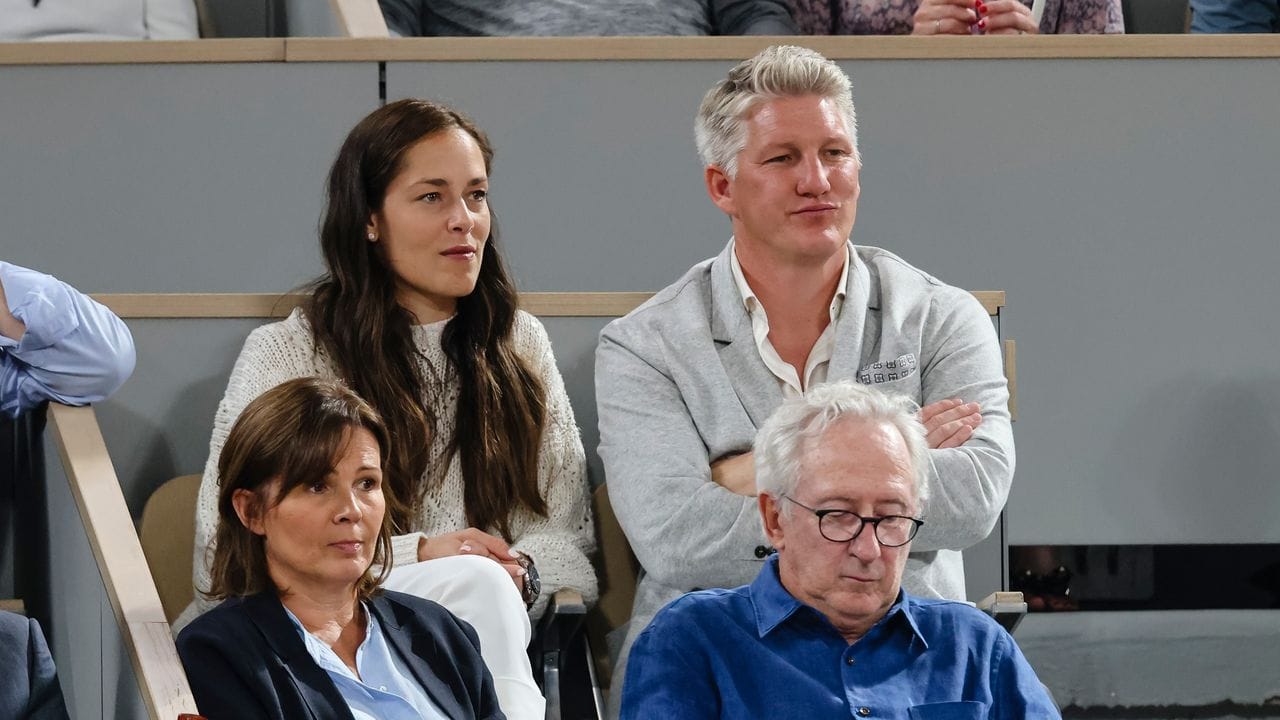 Ex-Tennisspielerin Ana Ivanovic und ihr Mann Bastian Schweinsteiger verfolgten das Match auf der Tribüne. Ex-Tennisspielerin Ana Ivanovic und ihr Mann Bastian Schweinsteiger verfolgten das Match auf der Tribüne.