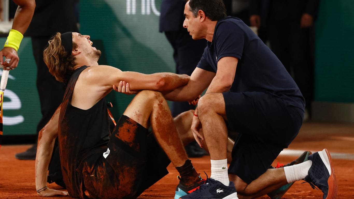 Schmerzensschrei: Alexander Zverev knickte im Halbfinale der French Open um und musste die Partie vorzeitig beenden.