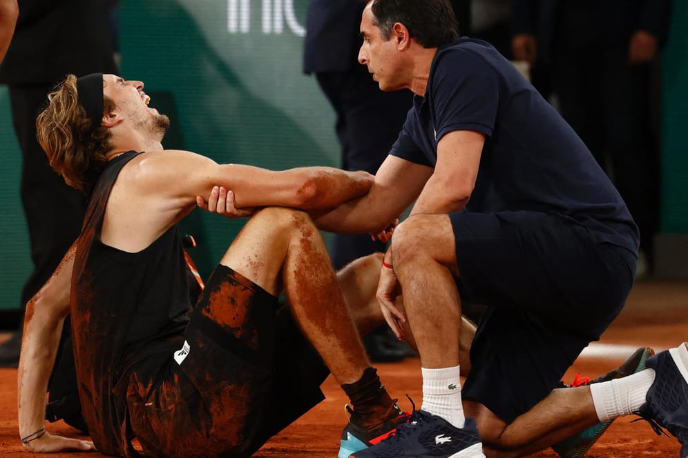 Schmerzensschrei: Alexander Zverev knickte im Halbfinale der French Open um und musste die Partie vorzeitig beenden.