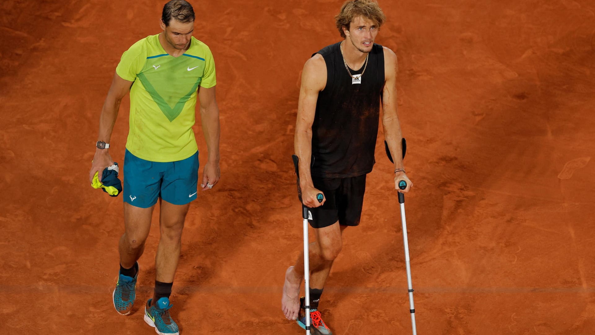 Vorzeitiges Ende: Alexander Zverev (r.) kommt gegen Rafael Nadal nach seiner Verletzung auf Krücken zurück in die Arena und verkündet seine Aufgabe.