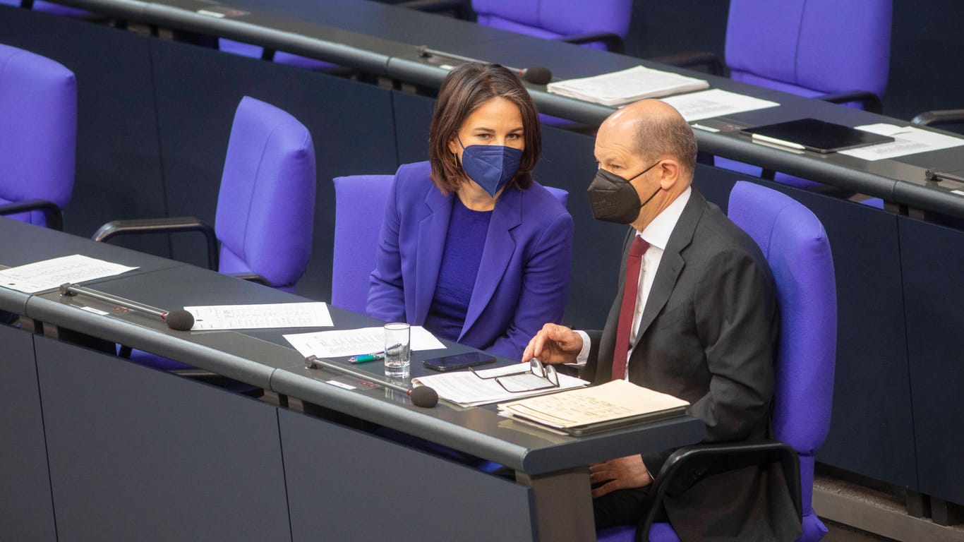 Außenministerin Baerbock und der Kanzler: Mützenich verteidigt Scholz' Kurs.