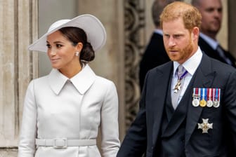 Herzogin Meghan und Prinz Harry: Wegen den Feierlichkeiten von Queen Elizabeth II. sind sie gerade in England.