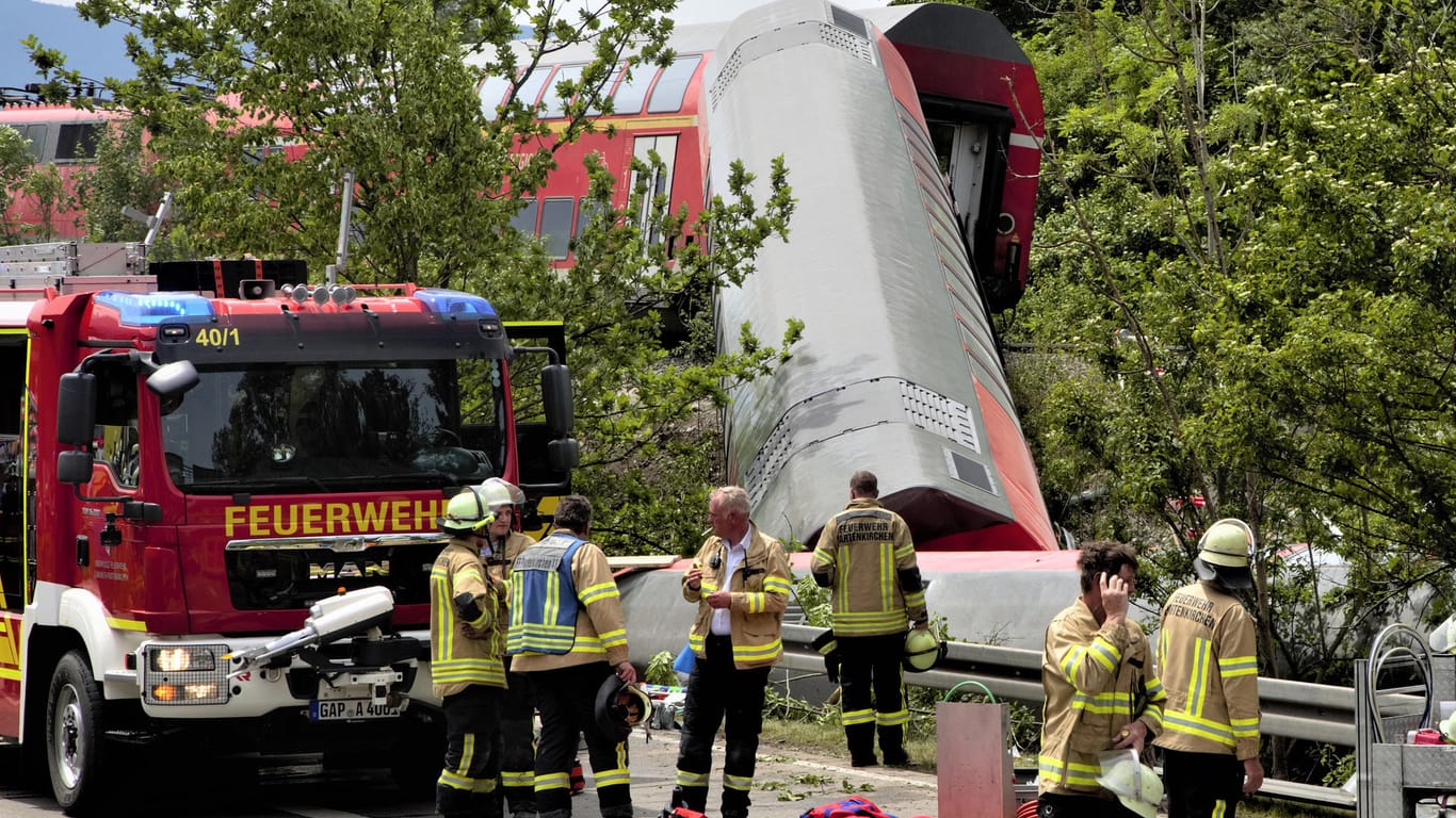 Zugunglück in Bayern: Zu den Toten werden von der Polizei noch keine weiteren Angaben gemacht.